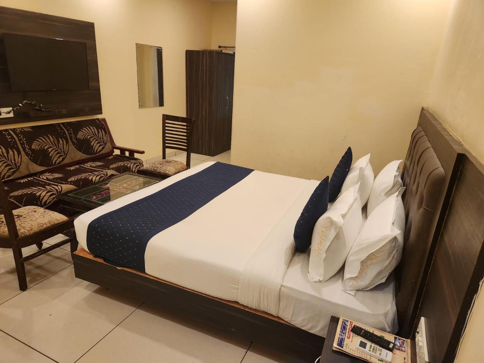 Hotel Aerotech Near Delhi Airport New Delhi Exteriör bild
